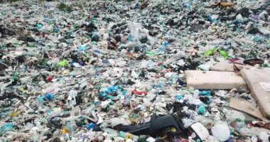Okyanus kıyılarında çevre felaketi, plastik atıklar her yere saçılmış..