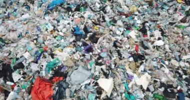 Kocaman bir çöp yığını, dağınık çöpler. Fıçı. Plastik atıklarla dolu çöp. Hava görünümü. 