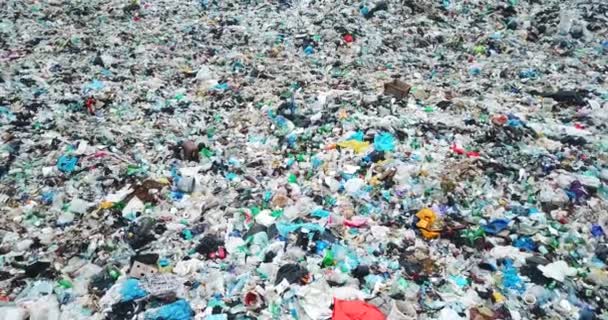 Глобальная катастрофа с пластиковыми отходами, мусорная платформа. Загрязнение окружающей среды — стоковое видео