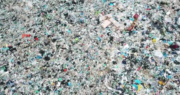 Забруднений піщано-океанічний берег, пластикові відходи є екологічною проблемою. Сміття на березі моря — стокове відео