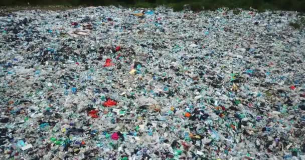 Çöplükte büyük bir çöp yığını var. Sıralanmamış atık deposu. Plastik atık — Stok video
