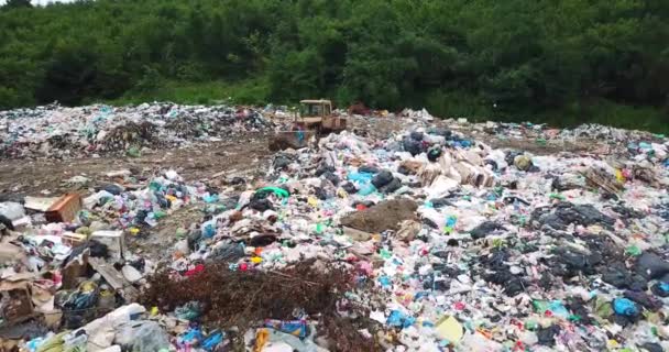 Een grote stortplaats in de buurt van de metropool Tokyo. Giftig plastic afval. Bergen vuilnis — Stockvideo
