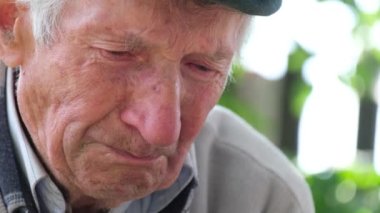 Hüsrana uğramış hisseden yaşlı adam, hüzünlü düşünceler içinde kaybolmuş..