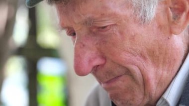 Yaşlı adam ağlıyor, çaresizlik içinde, Ukrayna 'daki savaş yüzünden evini kaybetti.. 