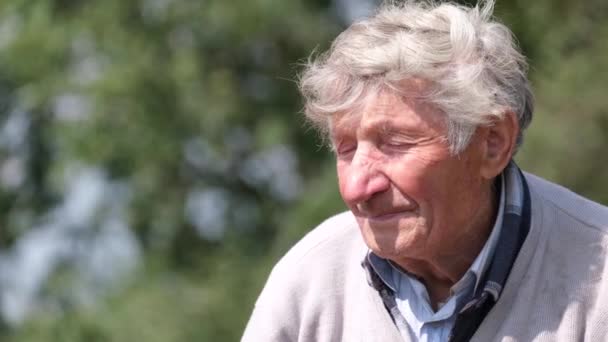 Kakek berambut abu-abu marah, melihat ke kamera. Orang tua tertekan — Stok Video