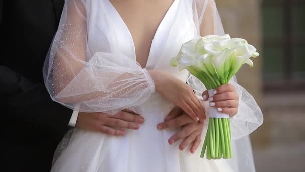 Noiva feliz e noivo no vestido de noiva se preparando para o casamento. Casal romântico — Vídeo de Stock