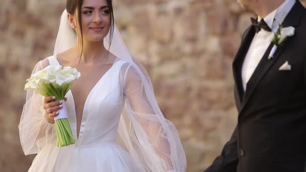 Glückliche Braut und Bräutigam im Hochzeitskleid bei den Vorbereitungen für die Hochzeit. Romantisches Paar — Stockvideo