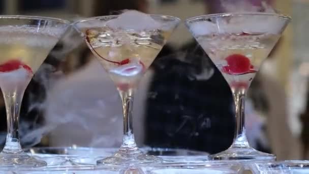 Glaasjes champagne op een feestje, dikke rook van de glazen. Piramide van mousserende drank. — Stockvideo