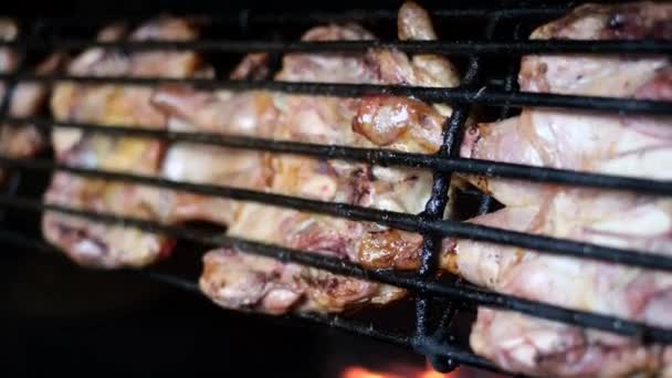 Grilované kuřecí maso je načervenalé a pečené až do hotové — Stock video