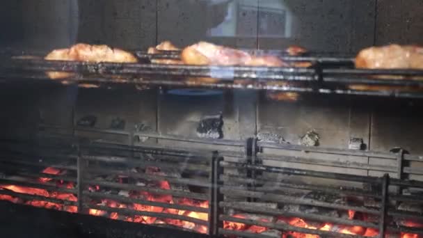 チキンステーキを焼きます。低カロリーの肉. — ストック動画