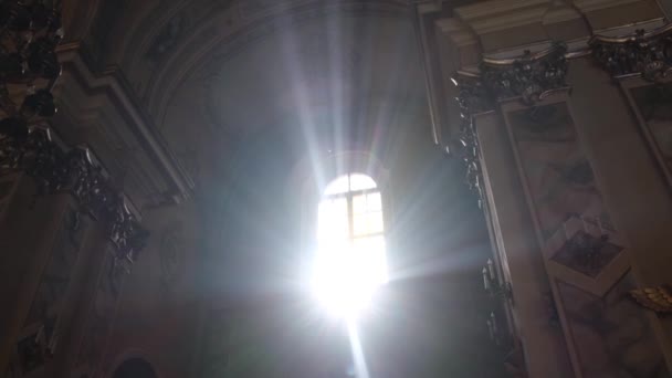 Les rayons lumineux du soleil brillent dans l'église chrétienne. La descente du Saint-Esprit du ciel. — Video