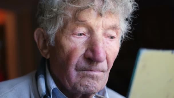 Grijsharige grootvader van 90 jaar scheert zich bij de spiegel, scheert de haren op zijn gezicht — Stockvideo