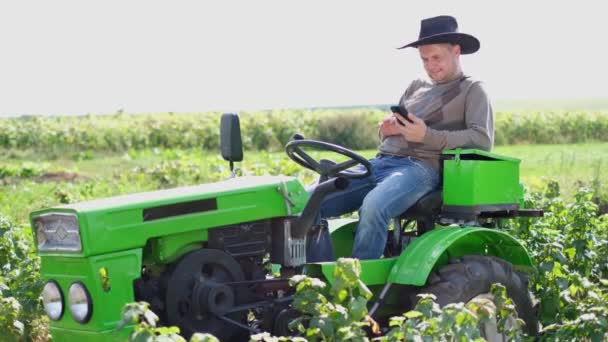 Landbouwindustrie in de Verenigde Staten, Colorado, een landelijk werker rustend bij zijn tractor — Stockvideo