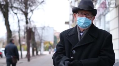 Koruyucu maskeli kıdemli adam. Covid-19 salgını. Coronavirus Mers. Yaşlılar
