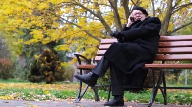 Fransız bir son sınıf öğrencisi akıllı bir telefonla konuşuyor. Parkta bir bankta oturuyor..