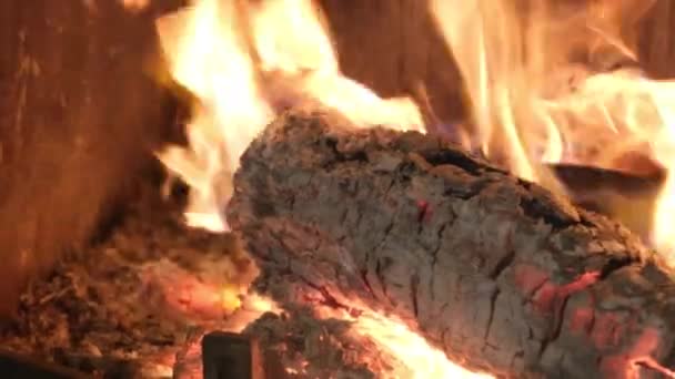 Ved brinner i en mysig öppen spis. Bränner ved för att värma huset. — Stockvideo