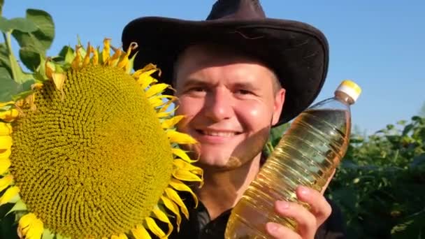 En bonde annonserar solrosolja, han är mitt i en solrosolja. — Stockvideo