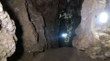 Kapadokya 'daki yeraltı mağaraları. Türkiye 'de zindanın derinliklerinde bir yürüyüş.