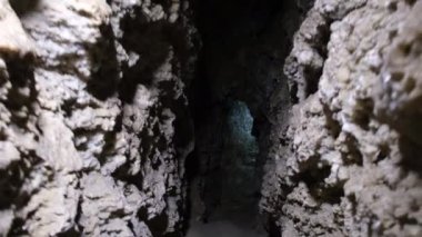 Karanlık tünel, mağara, zindan, yeraltı kazıları. 