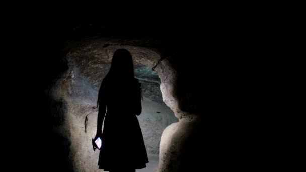 Gadis arkeolog mengelilingi ruang bawah tanah, dia lampu jalan dengan lentera. — Stok Video