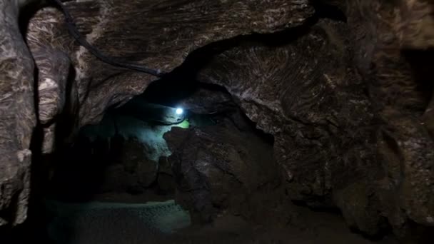 Přírodní jeskyně, prodloužené osvětlení tunelu — Stock video