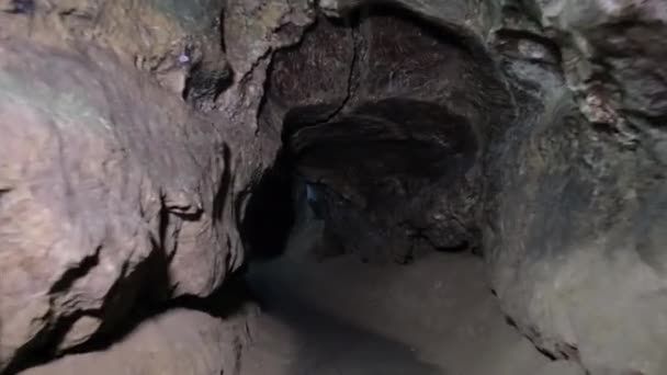 Stara kopalnia metali i skał, ciemny tunel, podziemne wykopaliska — Wideo stockowe