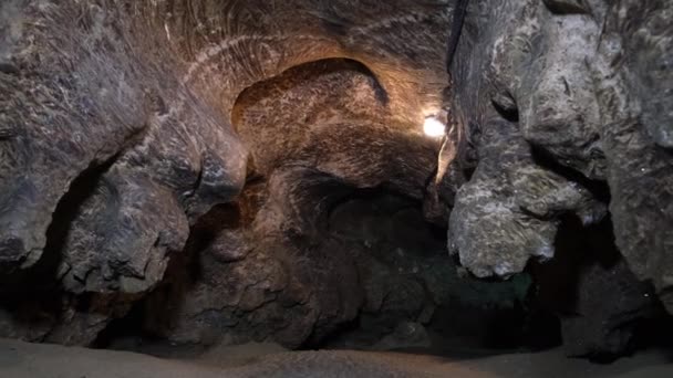 Krásná stará hnědá jeskyně. Temný tunel, speleologie, žalář — Stock video