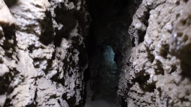 Donkere tunnel, speleologie, grot, kerker, ondergrondse opgravingen. — Stockvideo