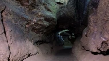 4k biçiminde karanlık bir mağaranın, karanlık bir tünelin sinematik videosu.