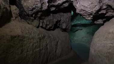 Bilim arkeolojisi. Terk edilmiş bir tünel. Eski mağara. Yavaş çekim 