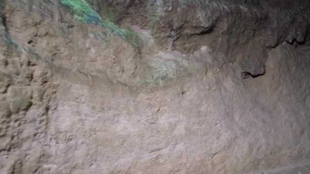 Övergiven tunnel i en underjordisk gruva. Vetenskaplig arkeologi. — Stockvideo