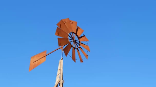 Windmolen met bruine messen gebruikt om water te winnen in het droge terrein van Afrikaanse landen. — Stockvideo