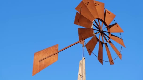 Moulins à vent métalliques pour un entretien efficace des réservoirs artificiels et naturels. — Video