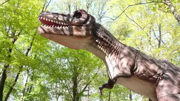 Modelos móviles de dinosaurios, están en el parque de atracciones de los Estados Unidos. Parque Jurásico. — Vídeo de stock