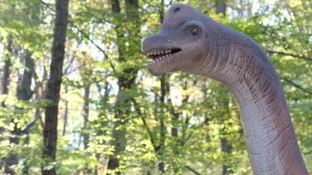 絶滅した恐竜。恐竜の模型を動かし遊園地にいます. — ストック動画