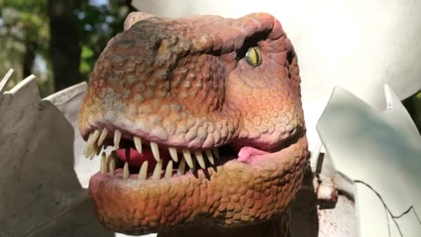 Вымершие динозавры. Перемещение моделей динозавров, они находятся в парке развлечений. — стоковое видео