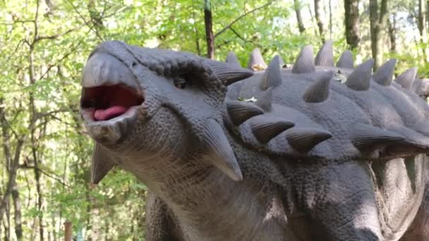 Перемещая модели динозавров, они находятся в американском парке развлечений. Парк Юрского периода. — стоковое видео