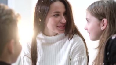 Güzel, genç bir anne ve çocukları var. Oğlu ve kızıyla eğleniyor.