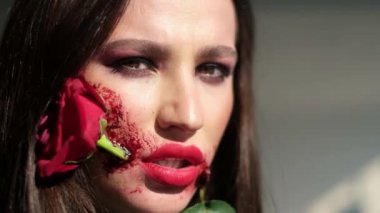 Cadılar Bayramı makyajlı esmer kız, yüzünde siyah bir elbise ve çiçek var.