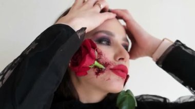 Cadılar Bayramı ya da La Calavera partisi. Ölülerin günü için sanatsal makyaj, Yüzünde bir gül