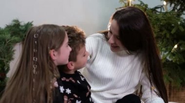 Güzel anne çocuklarına olan sevgisini gösterir. Aile, aşk ve insan kavramı