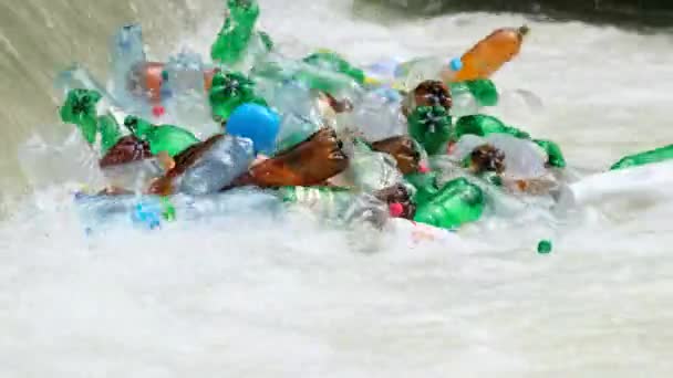 Vervuiling door plastic afval, flessen in de rivier. Afval en vervuiling drijvend in het water — Stockvideo