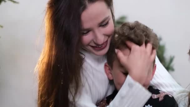 아름다운 어머니는 아들에게 사랑을 나타냅니다. 어머니와아 들 과 함께 노는 모습 — 비디오