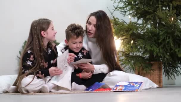 Mama komunikuje się z dziećmi w Wigilię, szczęśliwą rodziną — Wideo stockowe