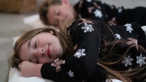 Les enfants couchés au lit se sont endormis. Frère et sœur — Video