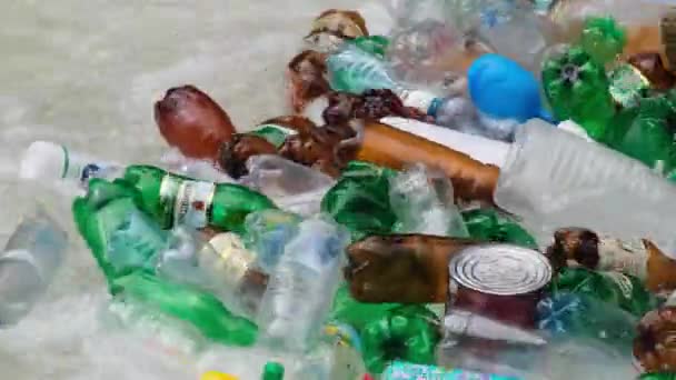 Plastové láhve a odpadky v horské řece. Problém znečištění životního prostředí. — Stock video
