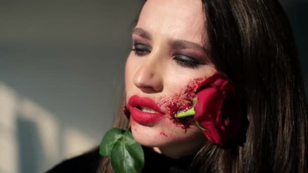 Młoda dziewczyna z makijażu sztuki w dniu śmierci, zmartwychwstał w twarz. — Wideo stockowe