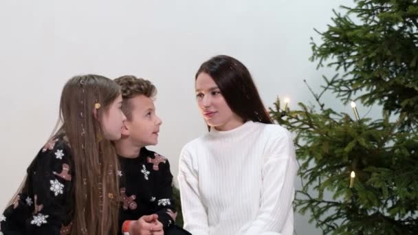 Mooie moeder toont haar liefde voor haar kinderen. Familie, liefde en mensen concept — Stockvideo