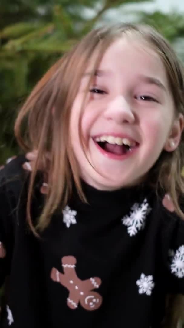 Fetița se ceartă și râde, copil jucăuș fericit. — Videoclip de stoc