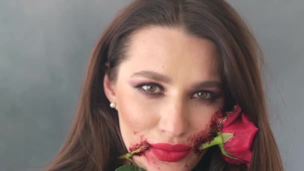 Femme brune en costume d'Halloween avec maquillage de sorcière et fleur dans la bouche — Video